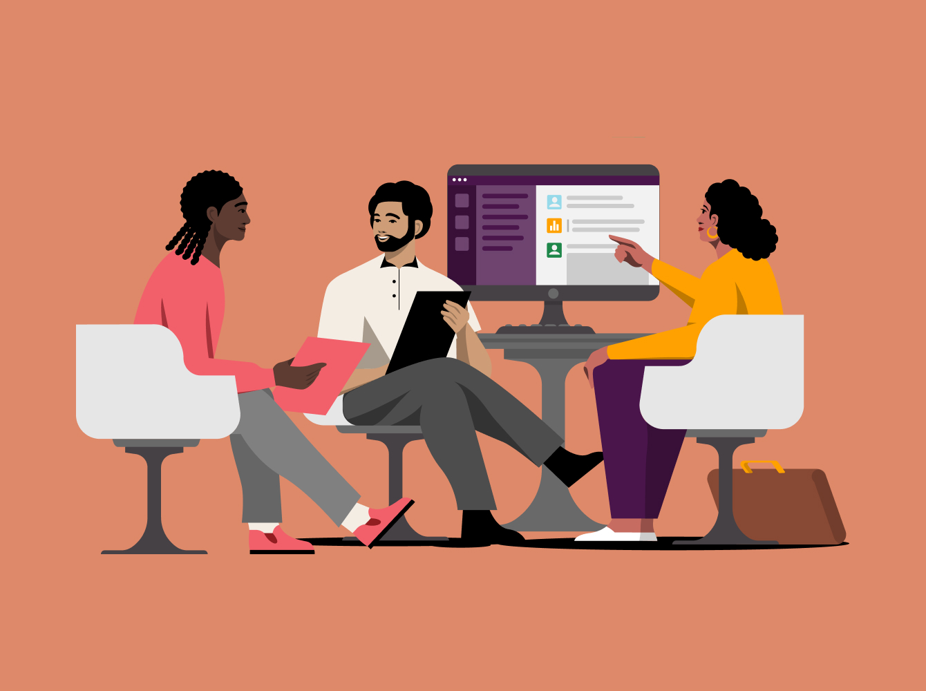 Imagen de tres personas colaborando en una mesa con Slack de fondo en un monitor